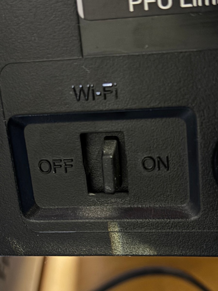 Wi-Fi-Schalter mit zwei Zuständen: OFF und ON, der Schalter steht auf ON